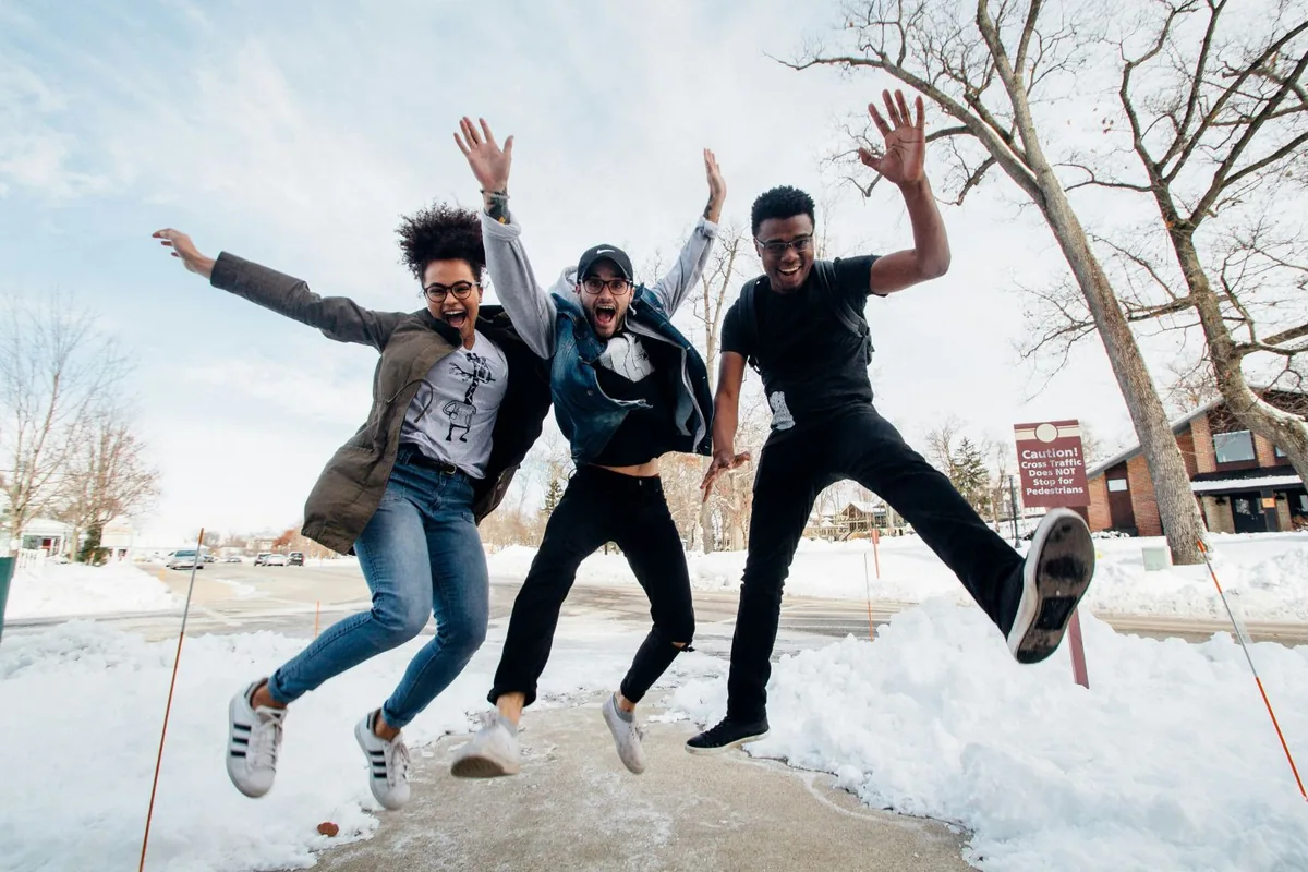 Adolescent détendu, illustrant un bien-être corporel