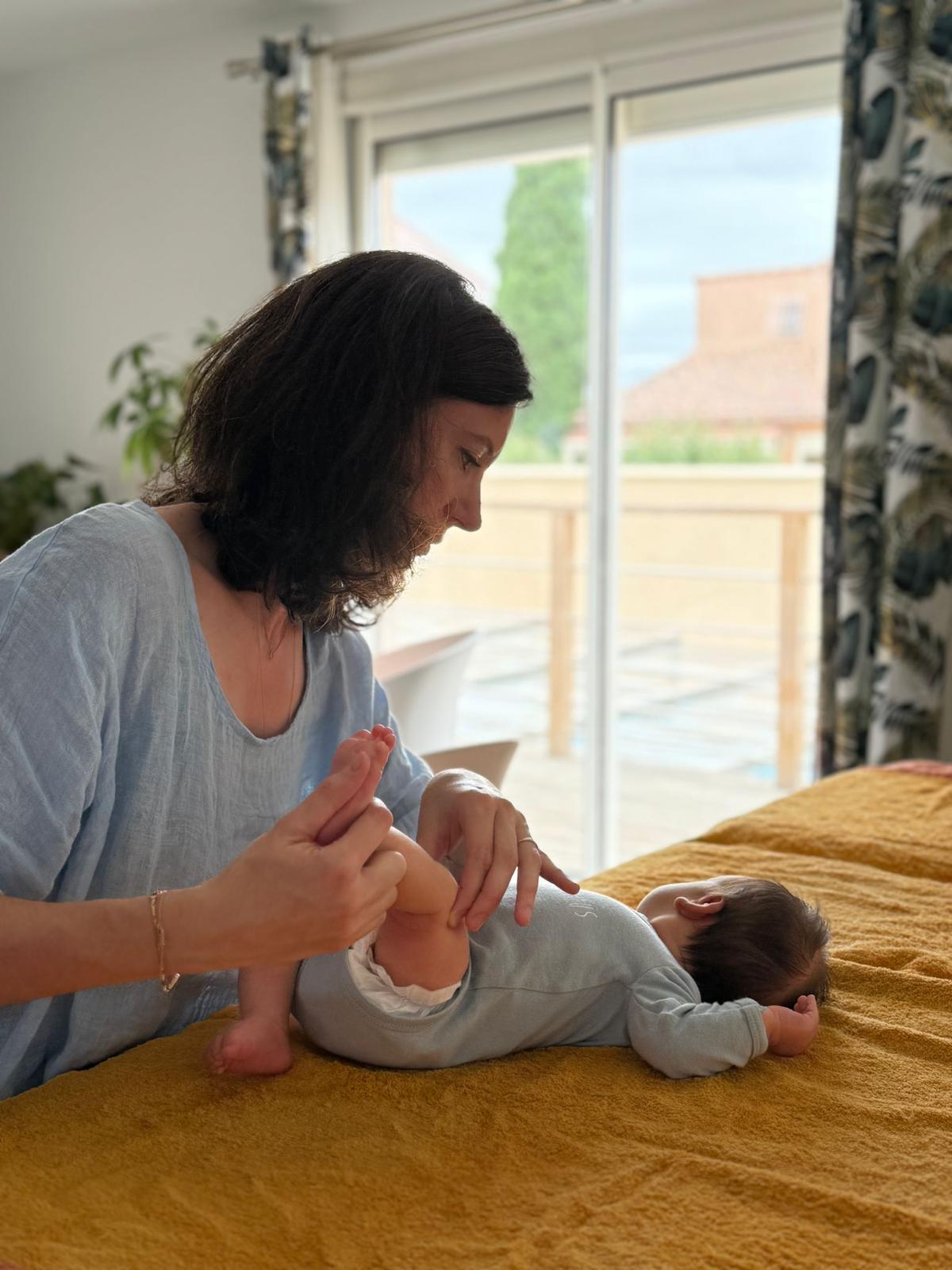 Emilie Moreau ostéopathe examine un nourrisson avec douceur
